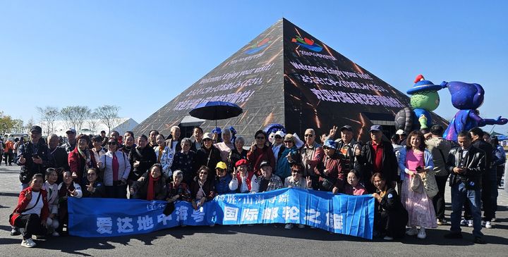 [여수=뉴시스] 30일 여수섬박람회장을 방문한 중국 크루즈 관광객들이 박람회장 주행사장 미디어파사트 앞에서 사진촬영하고 있다.&nbsp; (사진=조직위 제공) 2026.10.30. photo@newsis.com *재판매 및 DB 금지