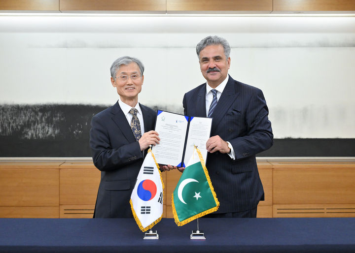 [서울=뉴시스] 조희대 대법원장이 30일 오후 서울 서초구 대법원에서 야히야 아프리디 파키스탄 대법원장과 양자회담을 갖고 양국 사법부 간 양해각서(MOU)를 체결하고 있다. (사진=대법원 제공) 2026.10.30. *재판매 및 DB 금지