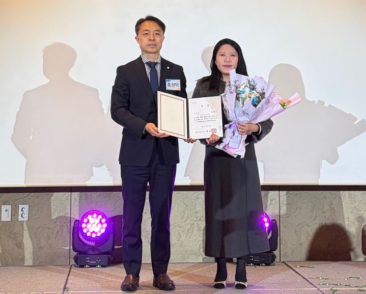 [광명=뉴시스] 30일 화성푸르미호텔에서 열린 '2026년 장애인·경계선지능인 평생교육 우수사례 발표회'에서 광명시 공직자(사진 오른쪽)가 장애인 평생학습 프로그램 우수상을 수상하고 기념사진을 촬영하고 있다. (사진=광명시 제공) 2026.10.30. photo@newsis.com *재판매 및 DB 금지