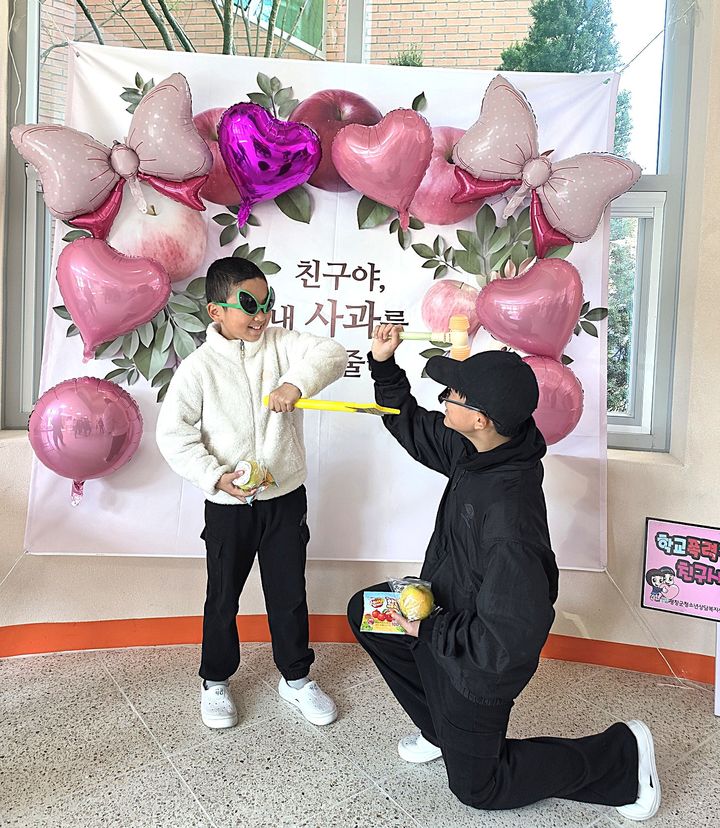 [평창=뉴시스] 평창초등학교와 함께 제2회 애플데이 행사. (사진=평창군 제공) 2026.10.30. photo@newsis.com *재판매 및 DB 금지