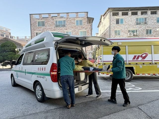 [정읍=뉴시스] 지난 28일 정읍시보건소가 정읍소방서와 합동으로 실시한 소방훈련, 보건소 직원들이 구급차를 이용해 부상자를 이송하고 있다. *재판매 및 DB 금지
