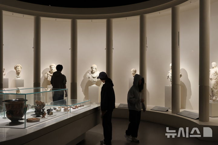 [서울=뉴시스] 한이재 기자 = 28일 서울 용산구 국립중앙박물관 상설전시관 3층 세계문화관 고대 그리스·로마실에서 방문객들이 '그리스가 로마에게, 로마가 그리스에게'를 관람하고 있다. 2026.10.30. nowone@newsis.com