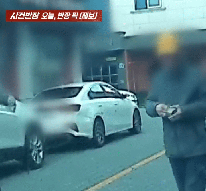 주차 중 다른 사람의 차량을 긁은 남성이 컴파운드(흠집 제거제)로 손상 부위를 문지른 뒤 피해 차주에게 아무런 연락도 하지 않고 현장을 떠난 사건이 발생했다. (사진=유튜브 채널 'JTBC News' 화면 캡쳐) 2026.10.30.&nbsp; *재판매 및 DB 금지