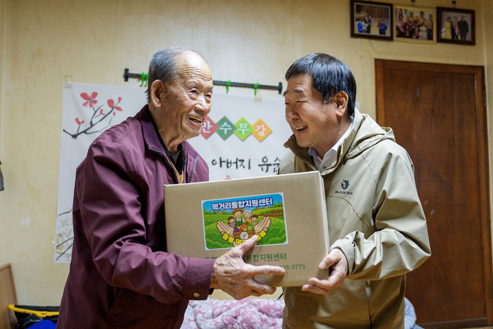 [증평=뉴시스] 이재영(오른쪽) 충북 증평군수가 30일 지역 어르신에게 돌봄박스를 전달하고 있다. (사진=증평군 제공) photo@newsis.com *재판매 및 DB 금지