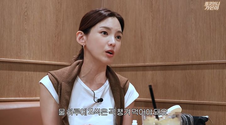 [서울=뉴시스] 배우 정가은이 자신의 유튜브 채널 '롤코언니 정가은'에서 피부 관리법과 평소 챙기는 생활 습관을 공개했다. (사진=유튜브 채널 '롤코언니 정가은' 캡처)