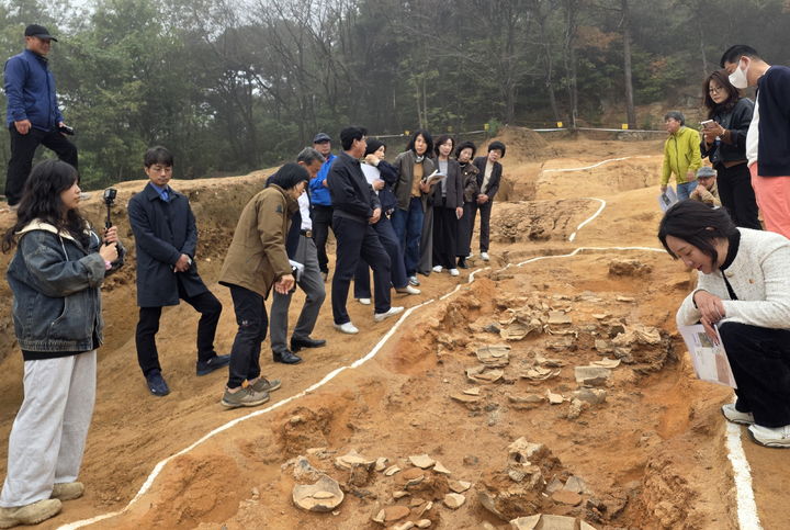 [남원=뉴시스] 30일 남원시 왕정동 도요지 발굴조사 현장에서 성과공개 행사가 진행 중이다. *재판매 및 DB 금지