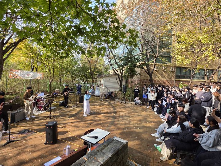 [용인=뉴시스] 점심시간을 활용해 선생님과 학생들이 함께 만든 포곡고 음악회(사진=포곡고 제공)2026.10.30.photo@newsis.com *재판매 및 DB 금지