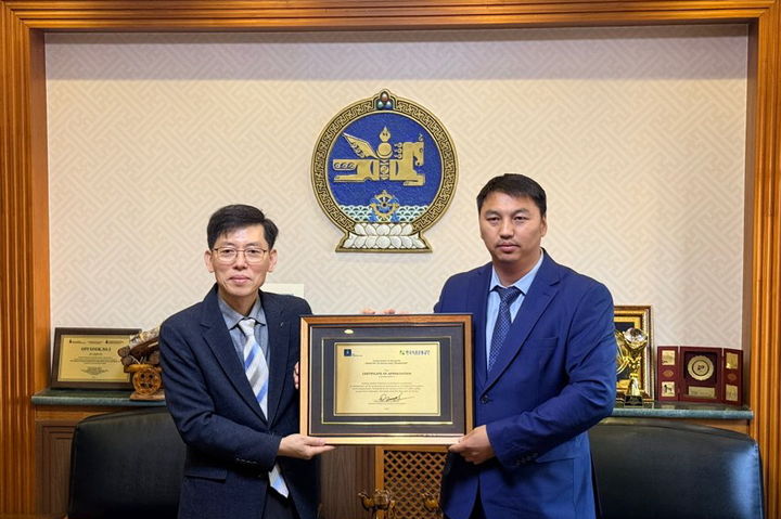 [원주=뉴시스] 홍유표 한국도로교통공단 교통사고종합분석센터장(왼쪽)이 몽골 도로교통부로부터 감사장을 받고 있다. (사진=한국도로교통공단 제공) 2026.10.30 photo@newsis.com *재판매 및 DB 금지