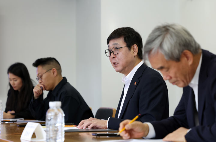 [서울=뉴시스] 최휘영 문화체육관광부 장관이 30일 서울 종로구 국립현대미술관 서울관에서 열린 문화예술정책자문위원회 미술 분과 제3차 회의를 주재하고 있다. (사진=문화체육관광부 제공) 2026.10.30. photo@newsis.com *재판매 및 DB 금지