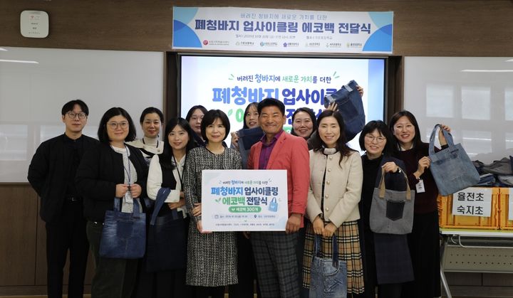 [수원=뉴시스] 전달식. (사진=수원시자원봉사센터 제공) 2026.10.30. photo@newsis.com *재판매 및 DB 금지