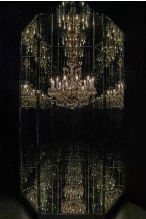 야요이 쿠사마, '고통이 있는 샹들리에', 2002 거울, 샹들리에, 모터, 스트로브, 295.5 x 158.4 x 137.2 cm, 116 3/8 x 62 3/8 x 54인치. © 쿠사마 야요 *재판매 및 DB 금지