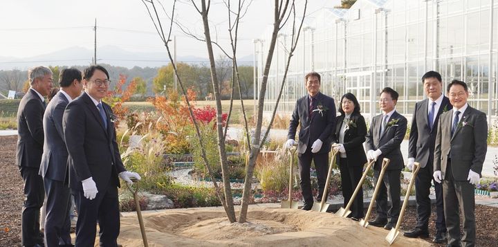 [춘천=뉴시스] 30일 춘천서 열린 국립정원소재센터 개원식에서 참석 내빈들이 기념식수를 하고 있다.(사진=산림청 제공) *재판매 및 DB 금지