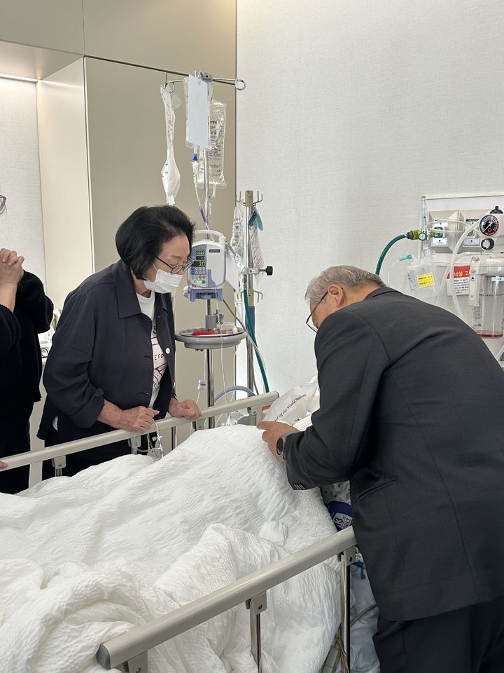 [서울=뉴시스] 지난 20일, 고(故) 최불암 프란치스코 배우가 염수정 추기경으로부터 병자성사를 받고 있다. (사진=천주교 서울대교구 제공) 2026.10.,30. photo@newsis.com *재판매 및 DB 금지