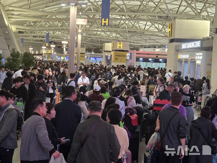 [인천=뉴시스] 전예준 기자 = 30일 오후 5시30분께 인천국제공항 제1여객터미널 발권시스템 중단으로 인해 승객들이 수속 절차에 불편을 겪고 있다. 2026.10.30. kok@newsis.com