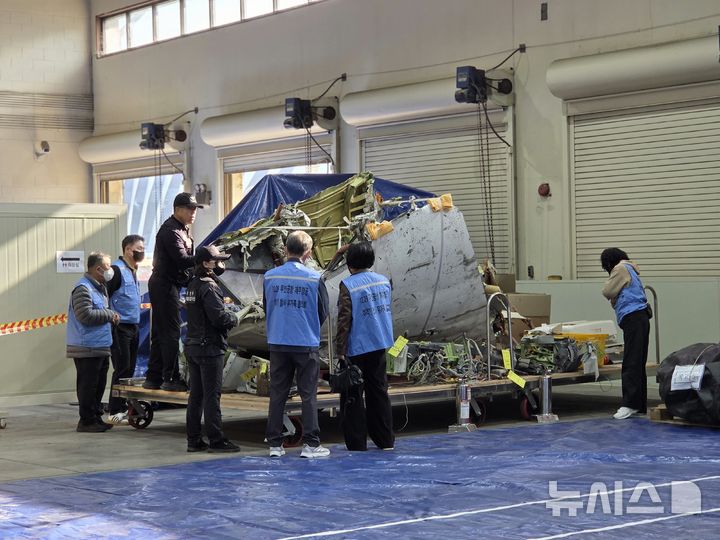 [전남광주=뉴시스] 30일 서울 강서구 김포국제공항 항공철도조사위원회 기체 보관장소에서 12·29여객기참사 사고기에 대한 유해 재수색이 진행되고 있다. (사진=12·29 제주항공 여객기 참사 유가족협의회 제공). 2026.10.30 photo@newsis.com