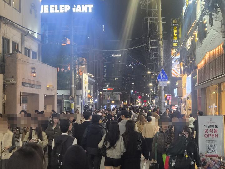 [서울=뉴시스] 조수원 기자 = 핼러윈을 하루 앞둔 30일 저녁 서울 성동구 성수역 일대에 시민들의 발길이 이어지며 붐비는 모습.2026.10.30. tide1@newsis.com *재판매 및 DB 금지