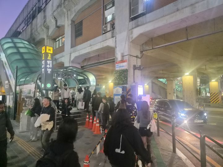 [서울=뉴시스] 조수원 기자 = 핼러윈을 하루 앞둔 30일 저녁 서울 성동구 성수역 3번 출구 앞 보행 방향이 나눠진 길을 따라 시민들이 움직이는 모습.2026.10.30. tide1@newsis.com *재판매 및 DB 금지