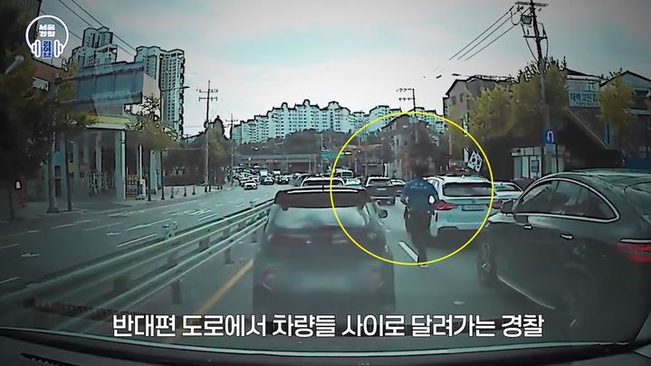 [서울=뉴시스] 후진하던 차량 안에서 의식과 호흡을 잃은 운전자를 발견한 경찰관이 심폐소생술을 실시해 소중한 생명을 구했다. (사진출처='서울경찰' 유튜브 채널 캡처) *재판매 및 DB 금지