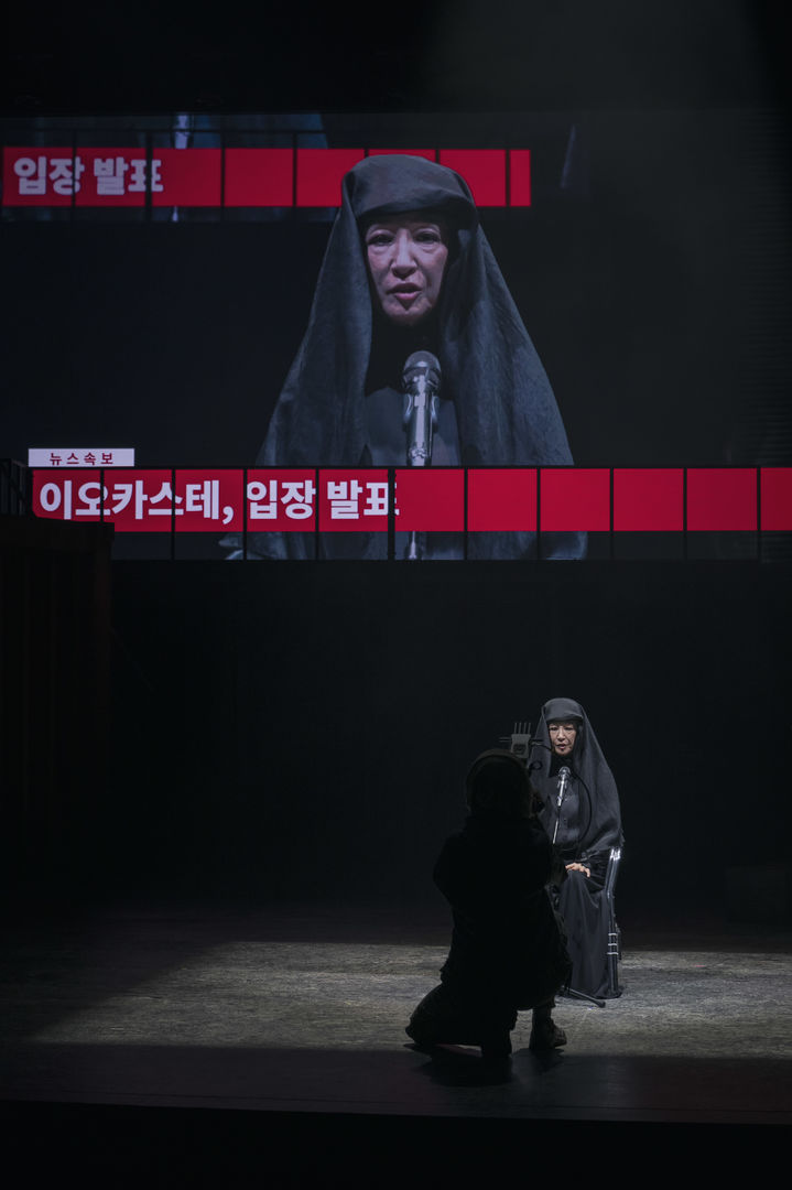 [서울=뉴시스] 국립극단 연극 '이오카스테' 공연 장면. (사진 = 국립극단 제공) 2026.10.30. photo@newsis.com *재판매 및 DB 금지