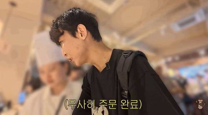 [서울=뉴시스 대전 성심당을 찾은 시각장애인 유튜버 한솔에게 직원과 시민들이 건넨 따뜻한 배려가 담긴 영상이 공개됐다. (사진출처='원샷한솔OneshotHansol' 유튜브 채널 캡처) *재판매 및 DB 금지