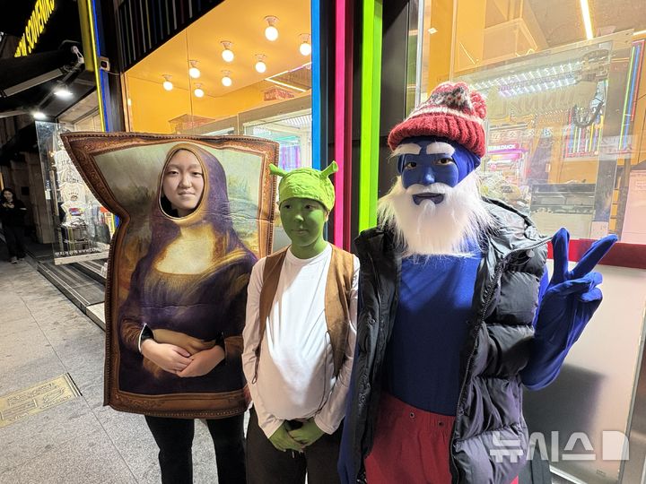[서울=뉴시스] 신유림 기자 = 핼러윈을 하루 앞둔 30일 오후 서울 용산구 이태원 세계음식문화거리에서 시민들이 슈렉과 스머프, 모나리자 등으로 분장한 채 사진을 찍고 있다. 2026.10.30. spicy@newsis.com