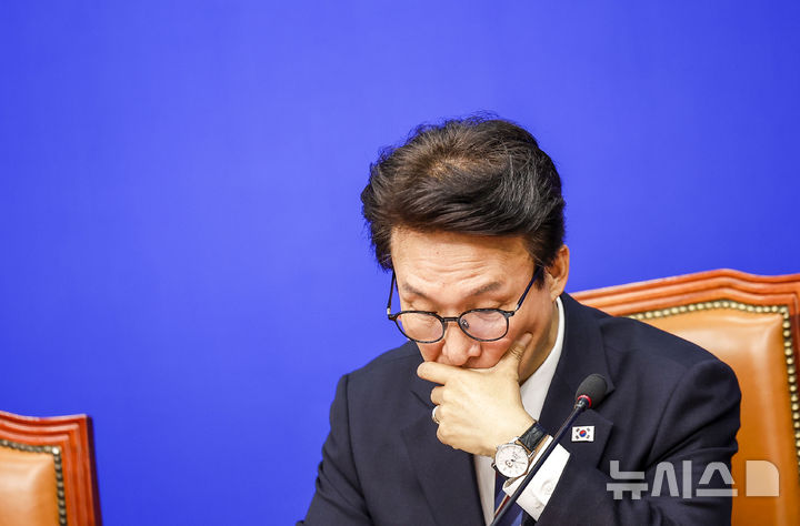 [서울=뉴시스] 정병혁 기자 = 한병도 더불어민주당 원내대표가 지난 30일 서울 여의도 국회에서 열린 최고위원회의에 참석해 있다. 2026.10.31. jhope@newsis.com