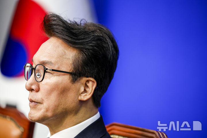 [서울=뉴시스] 정병혁 기자 = 김민석 더불어민주당 대표가 30일 서울 여의도 국회에서 열린 최고위원회의에 참석해 있다. 2026.10.30. jhope@newsis.com