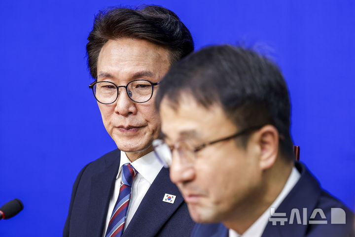 [서울=뉴시스] 정병혁 기자 = 김민석 더불어민주당 대표가 30일 서울 여의도 국회에서 열린 최고위원회의에 참석해 있다. 2026.10.30. jhope@newsis.com