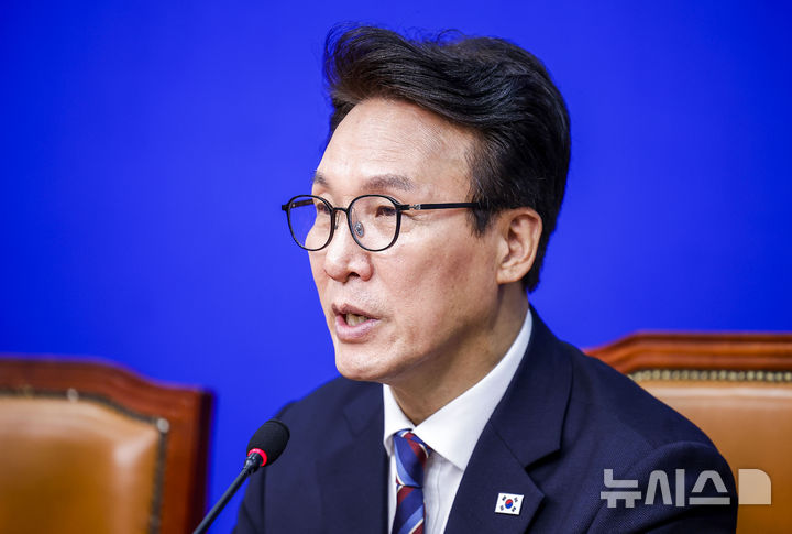 [서울=뉴시스] 정병혁 기자 = 김민석 더불어민주당 대표가 30일 서울 여의도 국회에서 열린 최고위원회의에서 발언하고 있다. 2026.10.30. jhope@newsis.com