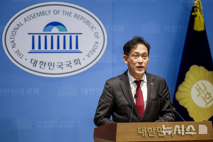 [서울=뉴시스] 정병혁 기자 = 김태규 국민의힘 의원이 30일 서울 여의도 소통관에서 전날 열린 국회 운영위원회의 발언권 정지 등과 관련해 현안 기자회견을 하고 있다. 2026.10.30. jhope@newsis.com
