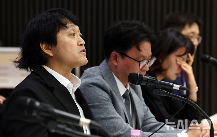 [서울=뉴시스] 전신 기자 = 30일 서울 용산구 대한의사협회에서 열린 소아응급실 압수수색 규탄 및 진료권 보호 촉구 대한소아응급의학회 긴급기자회견에서 류정민 대한소아응급의학회 회장이 기자회견문을 낭독하고 있다. 2026.10.30. photo1006@newsis.com