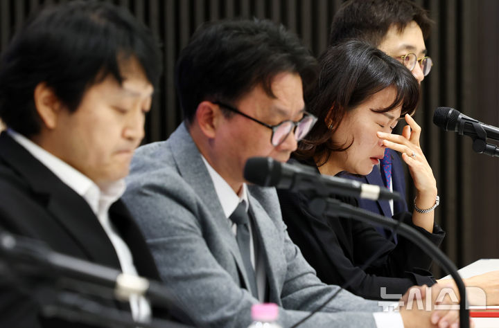 [서울=뉴시스] 전신 기자 = 30일 서울 용산구 대한의사협회에서 열린 소아응급실 압수수색 규탄 및 진료권 보호 촉구 대한소아응급의학회 긴급기자회견 중 이지숙 아주대병원 소아전문응급의료센터장이 눈물을 흘리고 있다. 2026.10.30. photo1006@newsis.com
