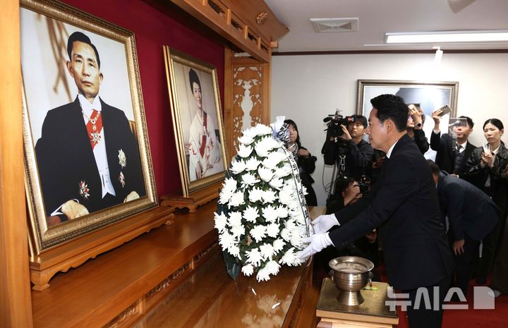 [구미=뉴시스] 이무열 기자 = 장동혁 국민의힘 대표가 30일 경북 구미시 상모동 박정희 대통령 생가를 찾아 추모관에서 헌화하고 있다. 2026.10.30 lmy@newsis.com
