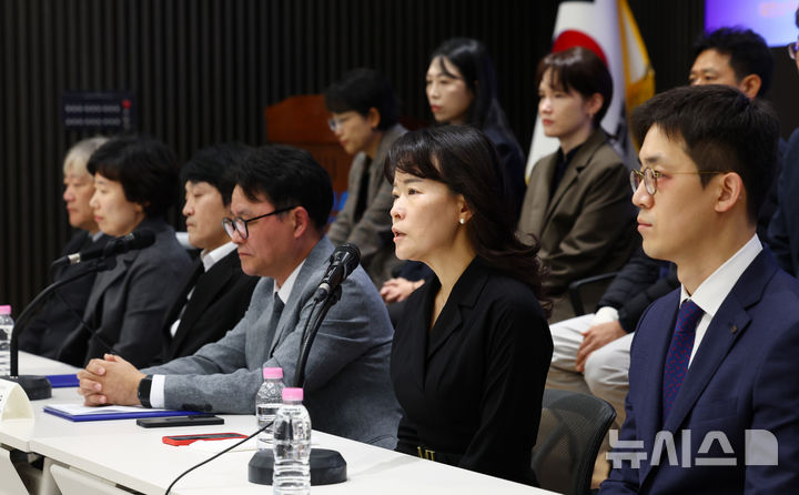 [서울=뉴시스] 전신 기자 = 30일 서울 용산구 대한의사협회에서 열린 소아응급실 압수수색 규탄 및 진료권 보호 촉구 대한소아응급의학회 긴급기자회견에서 이지숙 아주대병원 소아전문응급의료센터장이 취재진 질의에 답변하고 있다. 2026.10.30. photo1006@newsis.com