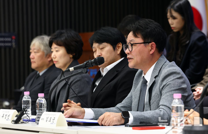 [서울=뉴시스] 전신 기자 = 30일 서울 용산구 대한의사협회에서 열린 소아응급실 압수수색 규탄 및 진료권 보호 촉구 대한소아응급의학회 긴급기자회견에서 김도균 소아전문응급의료센터협의회 회장이 기자회견문을 낭독하고 있다. 2026.10.30. photo1006@newsis.com