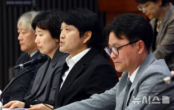 [서울=뉴시스] 전신 기자 = 30일 서울 용산구 대한의사협회에서 열린 소아응급실 압수수색 규탄 및 진료권 보호 촉구 대한소아응급의학회 긴급기자회견에서 류정민 대한소아응급의학회 회장이 기자회견문을 낭독하고 있다. 2026.10.30. photo1006@newsis.com