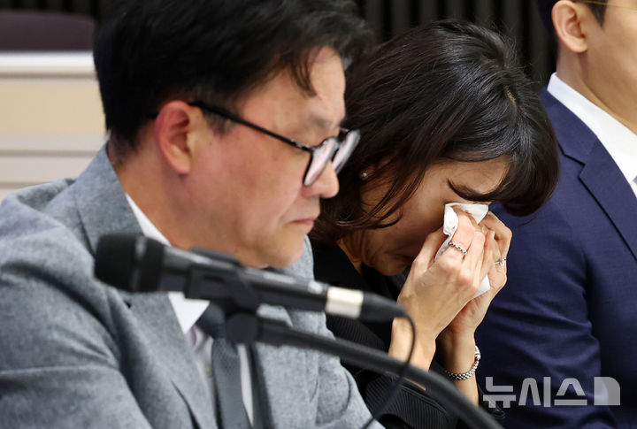 [서울=뉴시스] 전신 기자 = 30일 서울 용산구 대한의사협회에서 열린 소아응급실 압수수색 규탄 및 진료권 보호 촉구 대한소아응급의학회 긴급기자회견 중 이지숙 아주대병원 소아전문응급의료센터장이 눈물을 흘리고 있다. 2026.10.30. photo1006@newsis.com