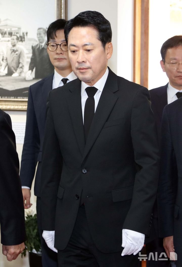 [구미=뉴시스] 이무열 기자 = 장동혁 국민의힘 대표가 30일 경북 구미시 상모동 박정희 전 대통령 생가를 찾아 추모관으로 들어서고 있다. 2026.10.30. lmy@newsis.com