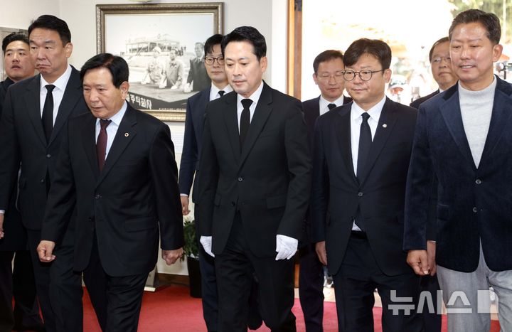 [구미=뉴시스] 이무열 기자 = 장동혁 국민의힘 대표가 30일 경북 구미시 상모동 박정희 전 대통령 생가를 찾아 추모관으로 들어서고 있다. 2026.10.30. lmy@newsis.com