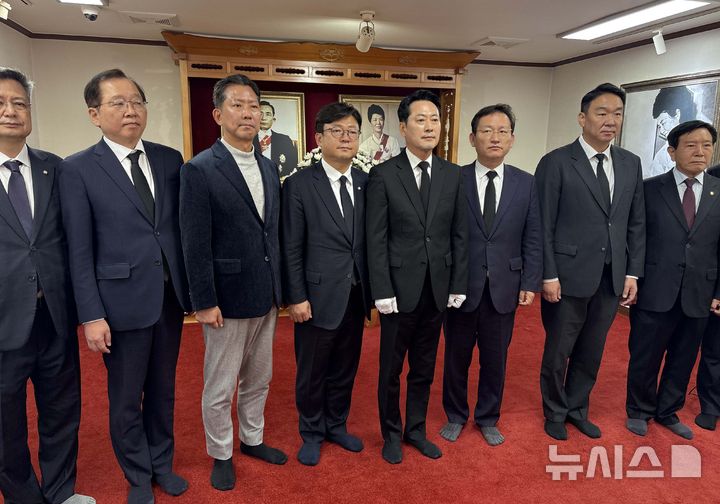 [구미=뉴시스] 이무열 기자 = 장동혁 국민의힘 대표가 30일 경북 구미시 상모동 박정희 대통령 생가를 찾아 추모관에서 기념촬영을 하고 있다. 2026.10.30. lmy@newsis.com