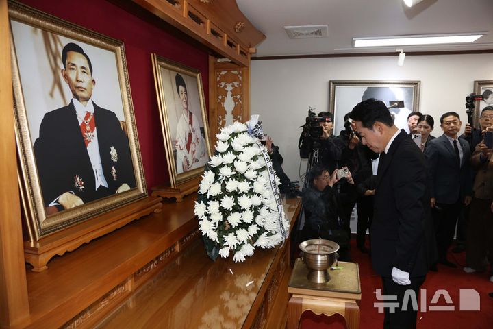[구미=뉴시스] 이무열 기자 = 장동혁 국민의힘 대표가 30일 경북 구미시 상모동 박정희 대통령 생가를 찾아 추모관에서 묵념하고 있다. 2026.10.30. lmy@newsis.com