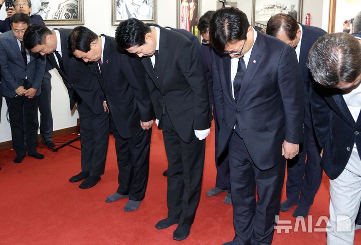 [구미=뉴시스] 이무열 기자 = 장동혁 국민의힘 대표가 30일 경북 구미시 상모동 박정희 대통령 생가를 찾아 추모관에서 묵념하고 있다. 2026.10.30. lmy@newsis.com