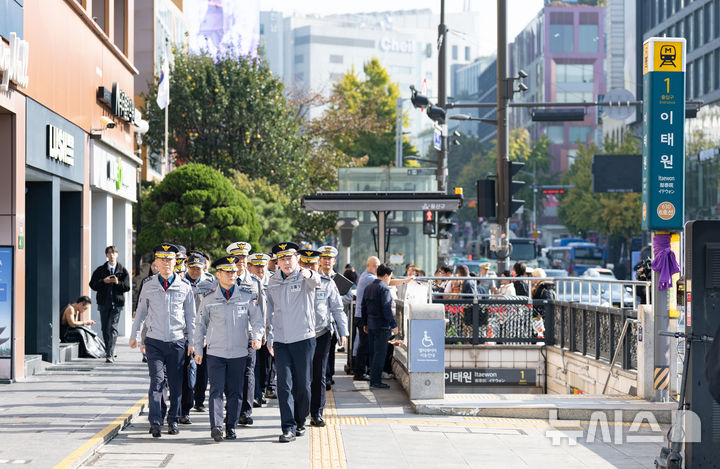 [서울=뉴시스] 황준선 기자 = 김종철 경찰청장 직무대행이 30일 오전 서울 용산구 이태원역 일대를 점검하고 있다. 2026.10.30. hwang@newsis.com