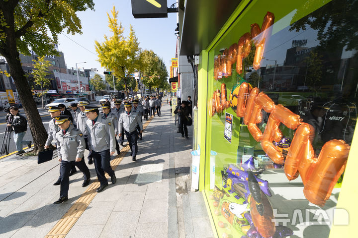 [서울=뉴시스] 황준선 기자 = 김종철 경찰청장 직무대행이 30일 오전 서울 용산구 이태원역 일대를 점검하고 있다. 2026.10.30. hwang@newsis.com