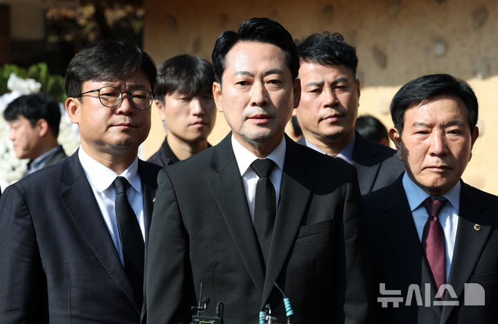 [구미=뉴시스] 이무열 기자 = 장동혁 국민의힘 대표가 30일 경북 구미시 상모동 박정희 대통령 생가를 방문해 취재진 질문에 답변하고 있다. 2026.10.30. lmy@newsis.com