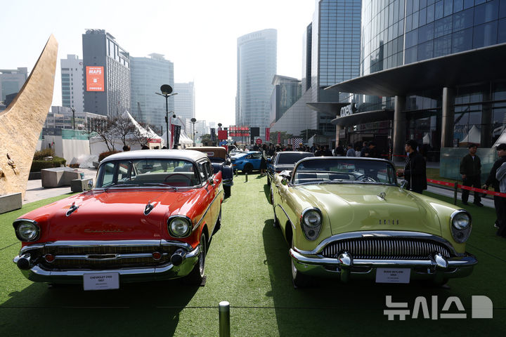 [서울=뉴시스] 고승민 기자 = 30일 서울 코엑스 잔디광장에서 열린 2026 서울 클래식카 쇼를 찾은 관람객들이 클래식카를 관람하고 있다. 2026.10.30. kkssmm99@newsis.com