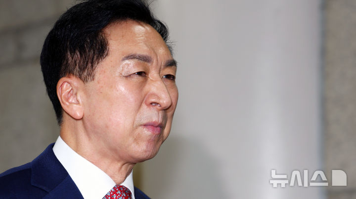 [서울=뉴시스] 전신 기자 = 김건희 여사에게 전당대회 당선을 대가로 267만원 상당의 가방을 건넨 혐의를 받는 김기현 국민의힘 의원이 1심에서 무죄를 선고받았다. 사진은 30일 서울 서초구 서울중앙지방법원에서 열린 1심 선고 공판에 출석하고 있는 김 의원. 2026.10.30. photo1006@newsis.com