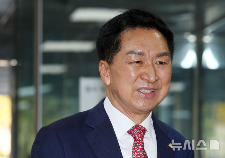 [서울=뉴시스] 전신 기자 = 김건희 여사에게 전당대회 당선을 대가로 267만원 상당의 가방을 건넨 혐의로 재판에 넘겨진 김기현 국민의힘 의원이 1심에서 무죄를 선고받았다. 사진은 김 의원이 30일 서울 서초구 서울중앙지방법원에서 열린 1심 선고 공판에 출석하는 모습. 2026.10.30. photo1006@newsis.com