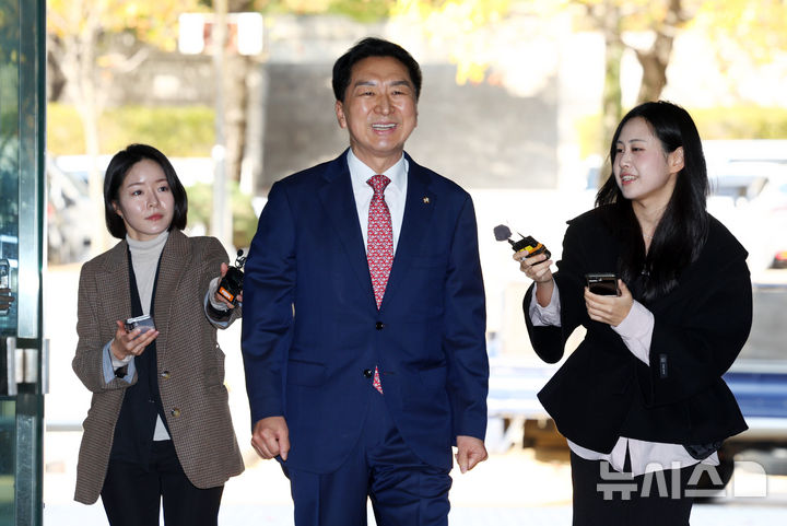 [서울=뉴시스] 전신 기자 = 김건희 여사에게 전당대회 당선을 대가로 267만원 상당의 가방을 건넨 혐의로 재판에 넘겨진 김기현 국민의힘 의원이 1심에서 무죄를 선고받았다. 사진은 김 의원이 30일 서울 서초구 서울중앙지방법원에서 열린 1심 선고 공판에 출석하는 모습. 2026.10.30. photo1006@newsis.com