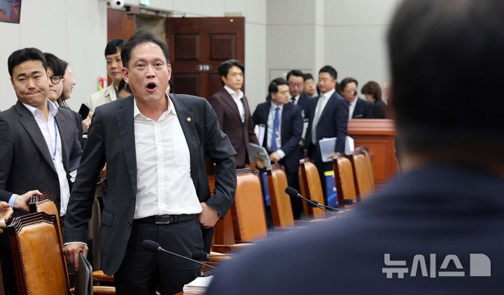 [서울=뉴시스] 고범준 기자 = 김태규 국민의힘 의원이 30일 서울 여의도 국회 운영위원회에서 열린 국회사무처 등에 대한 국정감사가 종료된 후 한병도 위원장에게 언성을 높이고 있다. 2026.10.30. bjko@newsis.com